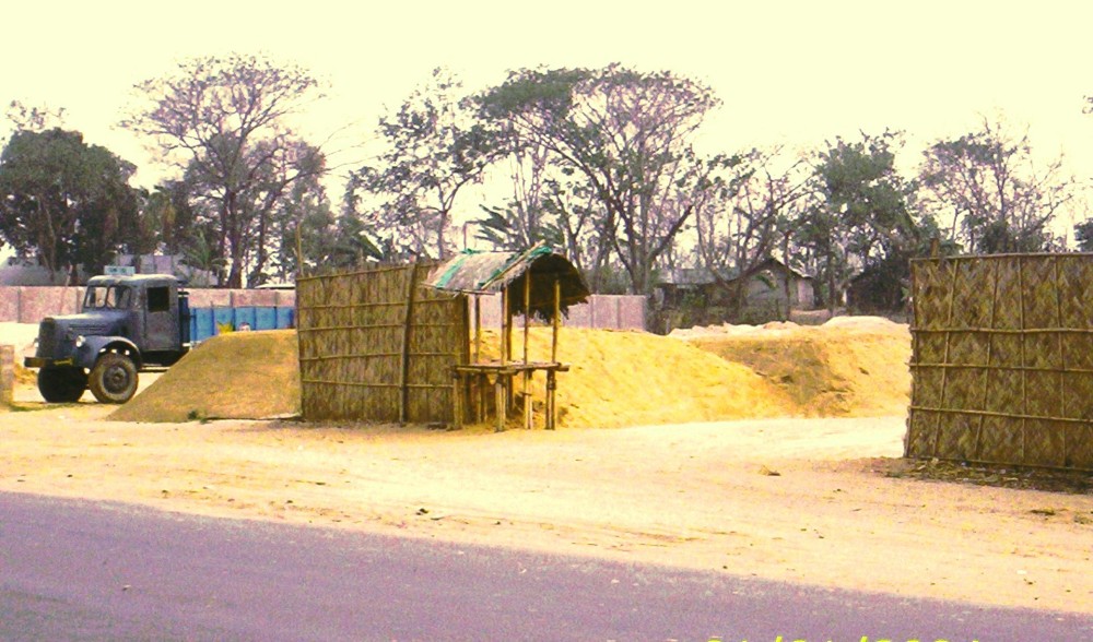A sand depot in Purana Bazaar which, aggravated by the wind, causes great inconveniences to the motorists on NH-39. (MExPix)
